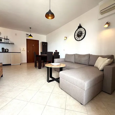 Spacious One-bedroom In The Heart Of Sunny By Menada דירה *
