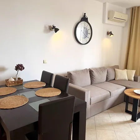 דירה Spacious One-bedroom In The Heart Of Sunny By Menada *