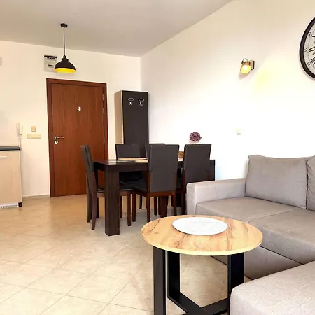 Spacious One-bedroom In The Heart Of Sunny By Menada